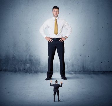 Öfkeli büyük iş adamı küçük adama lokma atıyor.