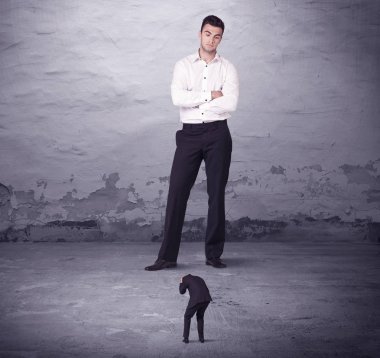 Kızgın büyük müdür küçük iş adamına bakıyor.