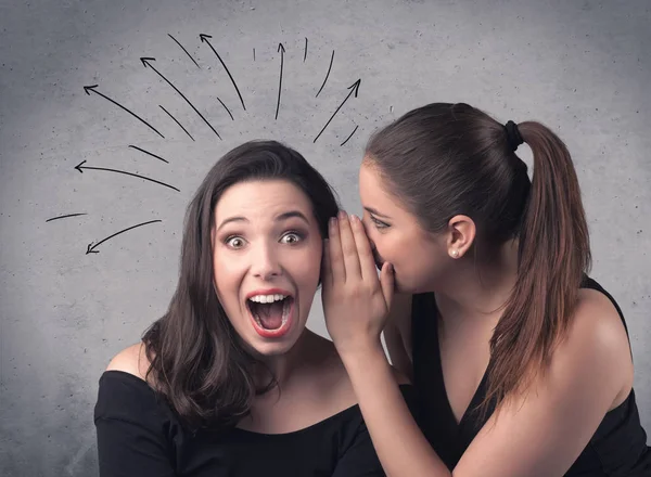 Meisje geheime dingen te vertellen aan haar vriendin — Stockfoto