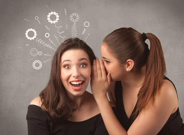 Kız onu kız arkadaşına gizli şeyler söylüyorum