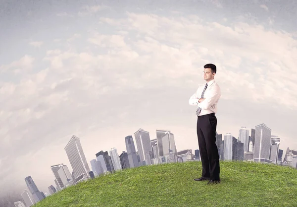 Man standing in front of city landscape — Stock Photo, Image