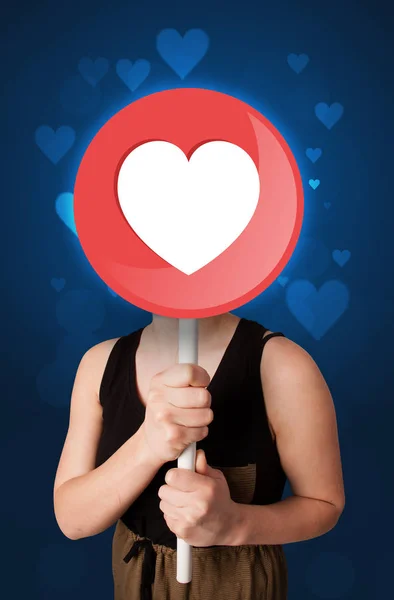 Mujer sosteniendo el signo del corazón — Foto de Stock