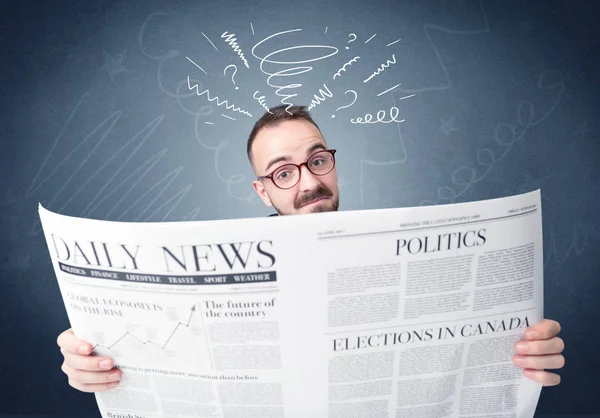 Empresário lendo jornal — Fotografia de Stock