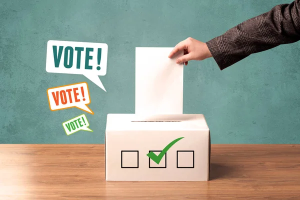 Colocação de um boletim de voto numa urna — Fotografia de Stock