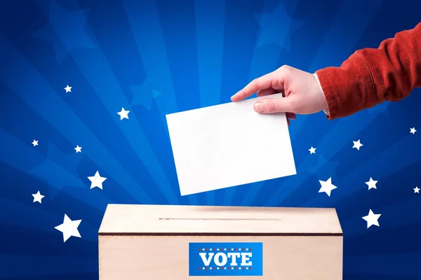Χέρι με ψηφοδέλτιο και ξύλινο κουτί — Φωτογραφία Αρχείου