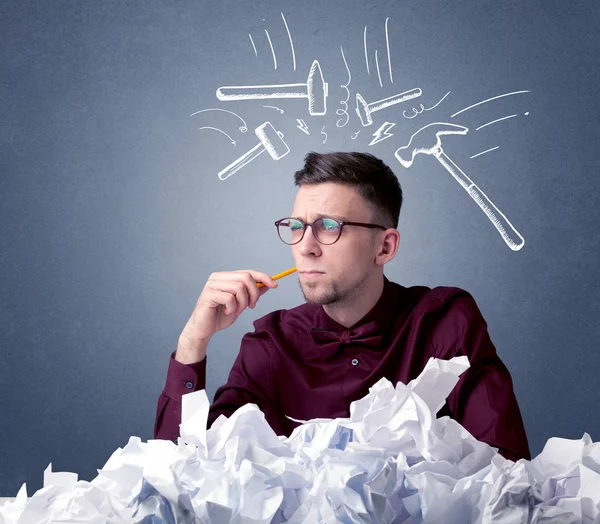 Zakenman boven verfrommeld papier — Stockfoto