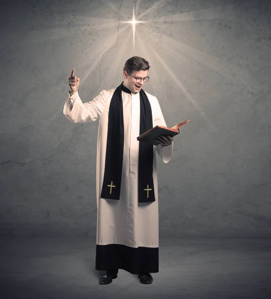 Joven sacerdote en dar su bendición — Foto de Stock