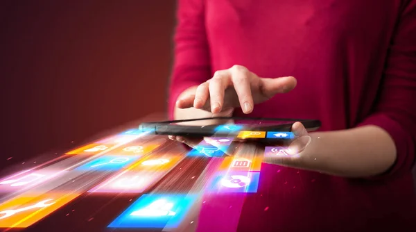 Dispositivo tablet mão segurando com aplicativo de mídia — Fotografia de Stock