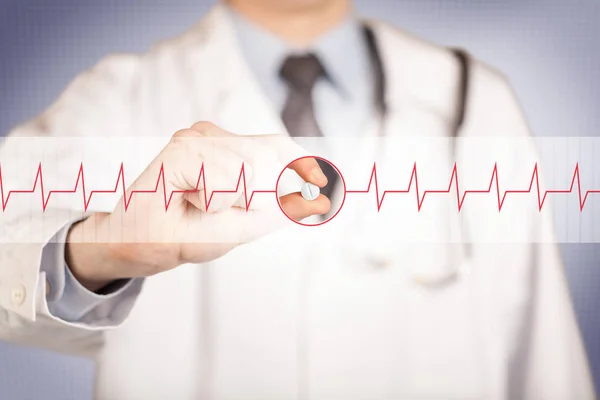 Un medico con una pillola per il cuore — Foto Stock