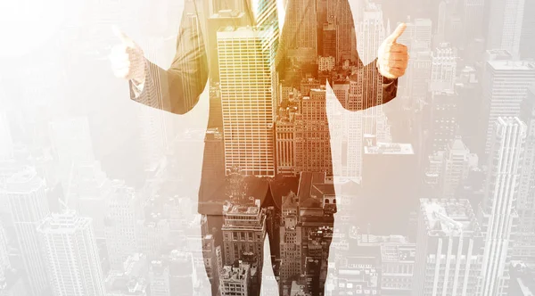 Osoba biznesowa z ciepłym kolorem nakładki tła miasta — Zdjęcie stockowe