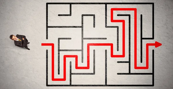 Empresário perdido encontrou o caminho no labirinto com seta vermelha — Fotografia de Stock