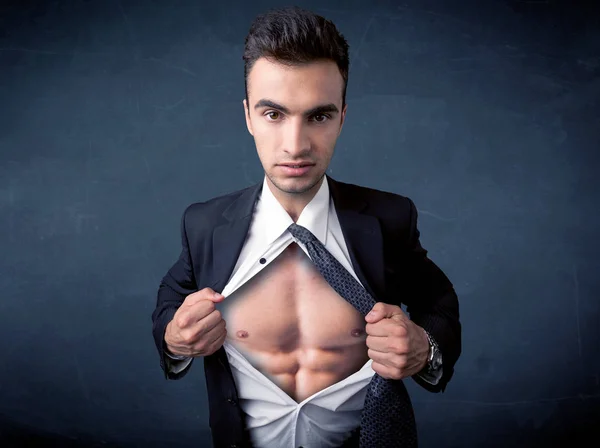 İş adamı gömleğini yırtıp sümüklü vücudunu gösteriyor. — Stok fotoğraf