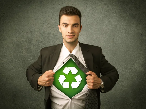 环保主义者商人用回收标牌撕下衬衫 — 图库照片