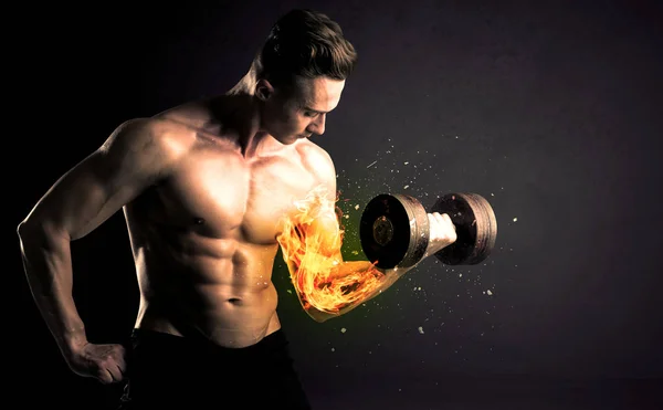 Bodybuilder-Athlet hebt Gewicht mit Feuer explodierendem Armkonzept — Stockfoto