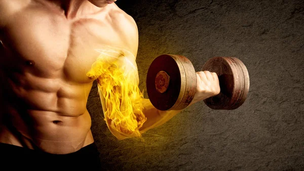 Muskelkräftiger Bodybuilder hebt Gewicht mit flammendem Bizepskonzept — Stockfoto