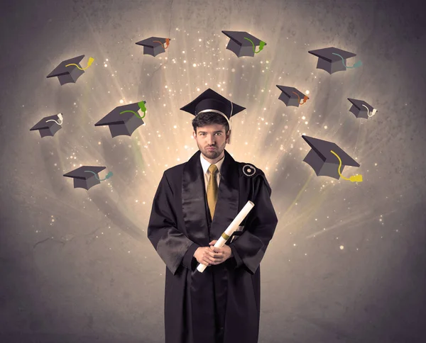 Diplômé du collège avec de nombreux chapeaux volants — Photo