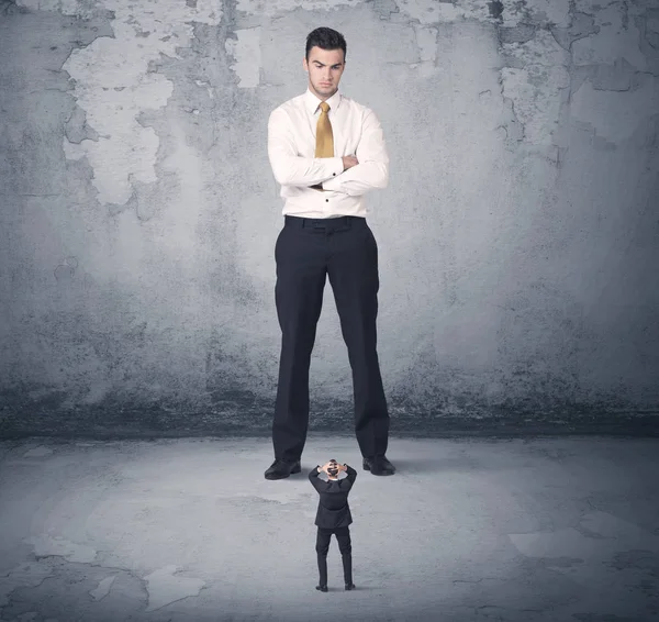 Grande empresa bully olhando para o pequeno colega de trabalho — Fotografia de Stock