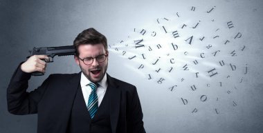 Yakışıklı adam silahla başına ateş