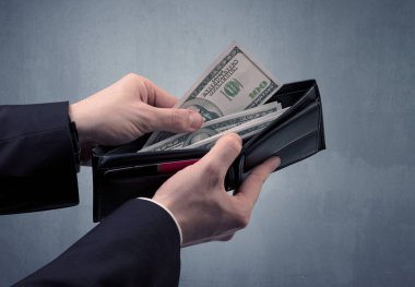 Takım elbise elinde Doları cüzdanından dışarı alır