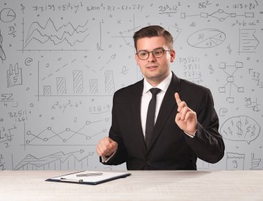 Masada oturan bir iş adamı.