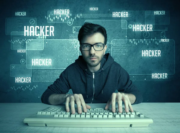 Hacker met toetsenbord en bril — Stockfoto