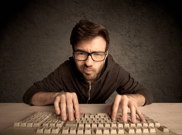 Geek ordinateur tapant sur le clavier — Photo