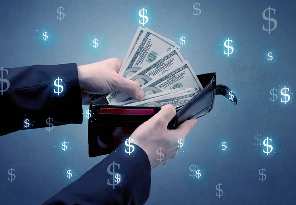Mão e muito dinheiro na carteira — Fotografia de Stock