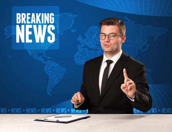 Television presenter in front telling breaking news with blue mo — Stock Photo, Image