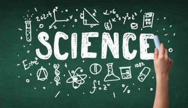 Olgun bilim adamı gemide çizim yapıyor.