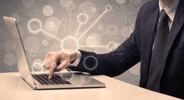 Dizüstü bilgisayarda yazan bilim işçisi