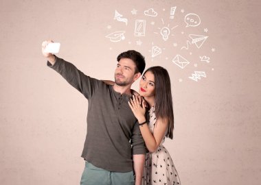 Düşünceleriyle selfie çeken çift.