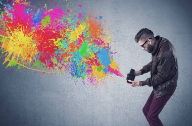 Kamera ve boya sıçratan hippi adam.