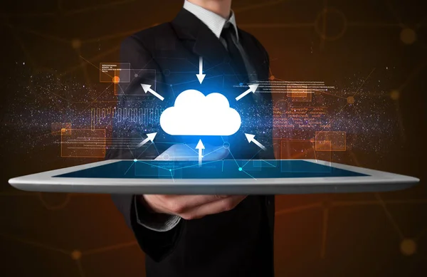 Бизнесмен держит планшет с иконкой облака — стоковое фото