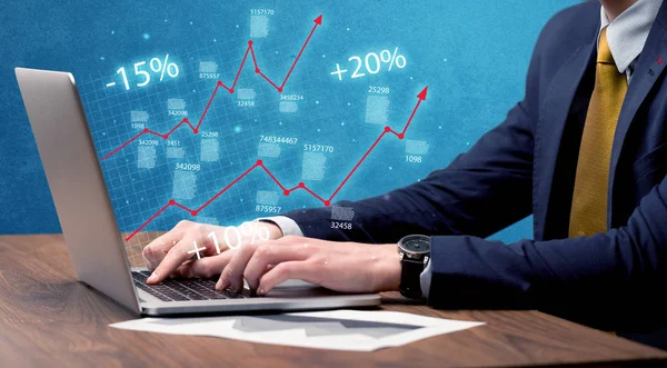 销售人员用笔记本电脑在图表上工作 — 图库照片