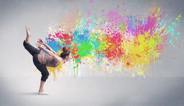 Jeune danseuse de rue colorée avec éclaboussure de peinture — Photo