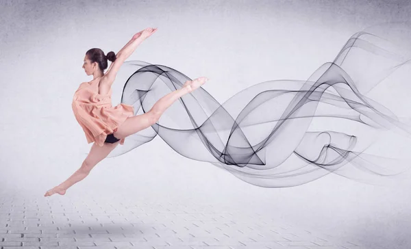 Современный балетный танцор, выступающий с абстрактным вихрем — стоковое фото