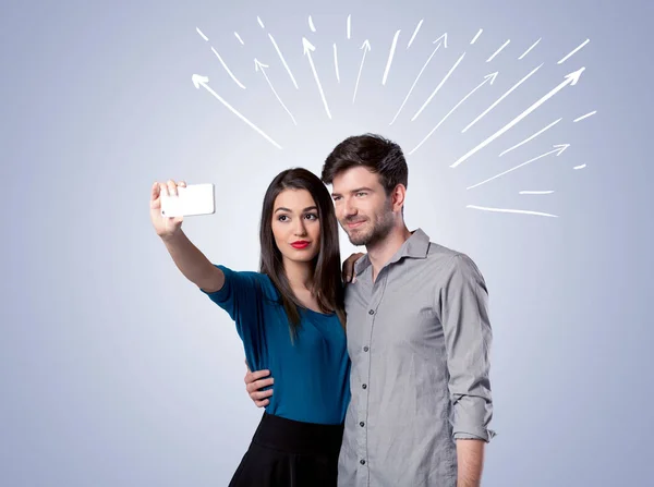 Linda pareja tomando selfie con flechas — Foto de Stock