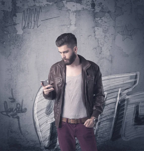 Fashion model standing at graffiti wall — Stock Photo, Image