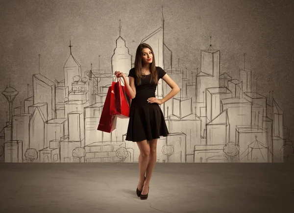 Шопінг дівчина з сумками в намальованому місті — стокове фото