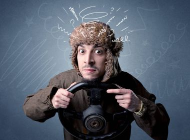 Elinde direksiyon tutan adam