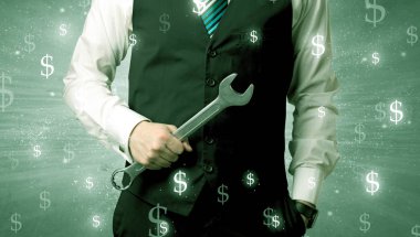 Businassman ayakta elinde aracıyla.