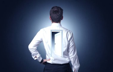 Sırtını kapıya ile ayakta işadamı