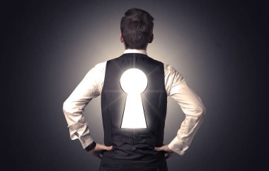 Sırtında siyah anahtar deliği ile ayakta adam