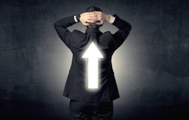 Genç işadamı ile ok sırtında duran