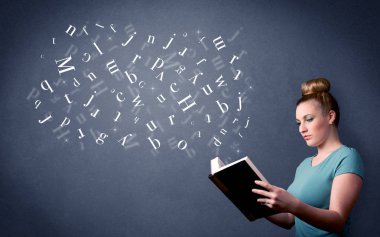 Genç Bayan kitap harfleri ile 