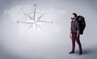 Sırt çantalı genç adam.