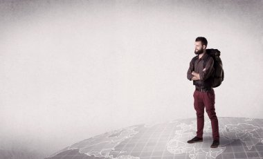 Sırt çantalı genç adam.