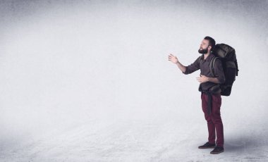 Sırt çantalı genç adam.