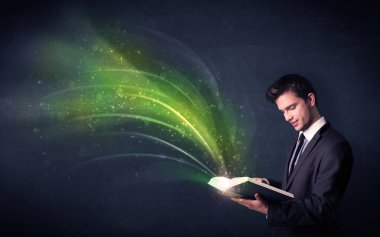 Genç adam dalga ile kitap