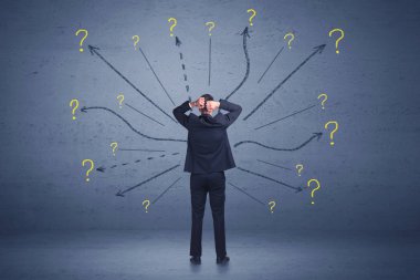 Çizgiler ve soru işareti önünde duran işadamı konsantrasyon işaretleri